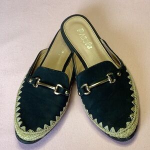 FINAL SALE PRICE Pazzle Brand Black Flats in Size 6.5